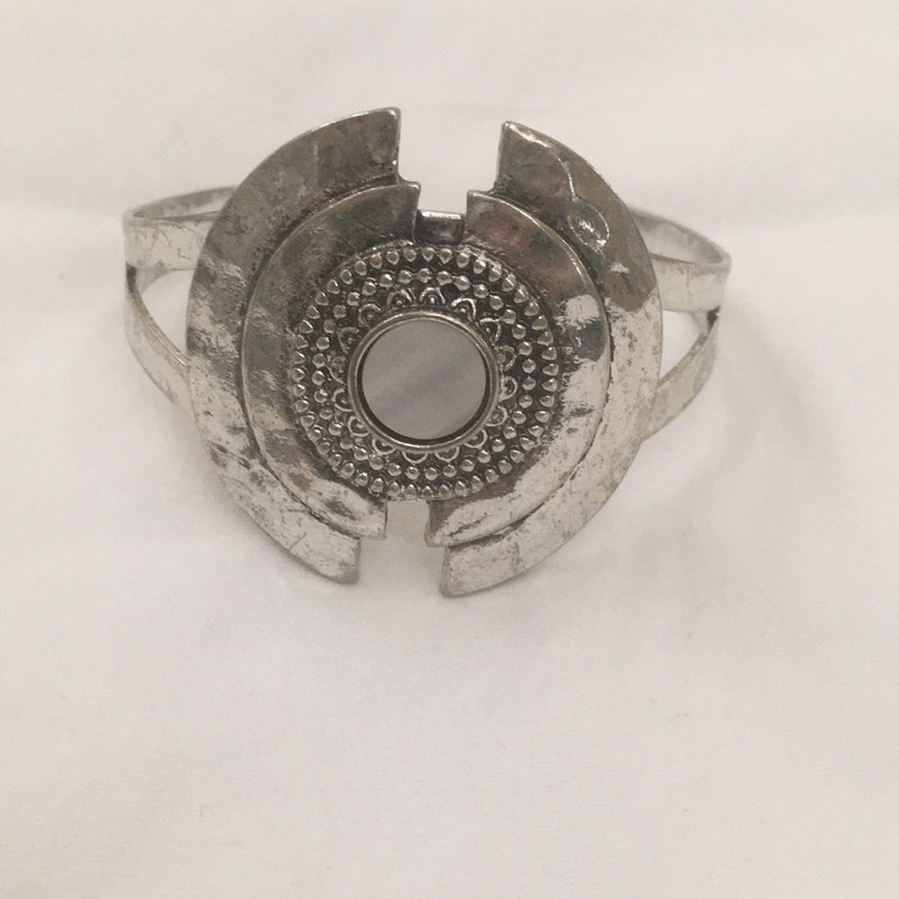 Bracelet Egyptian Style Silvertone Cuff